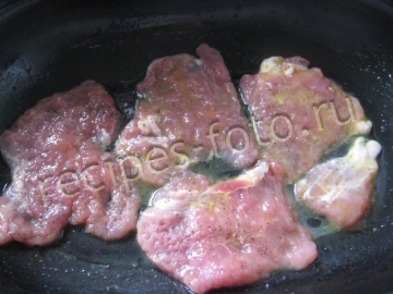 Отбивные из свинины в духовке с сыром и помидорами