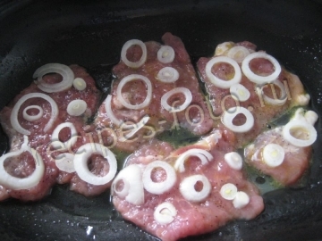 Отбивные из свинины в духовке с сыром и помидорами