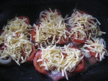 Отбивные из свинины в духовке с сыром и помидорами