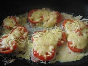 Отбивные из свинины в духовке с сыром и помидорами