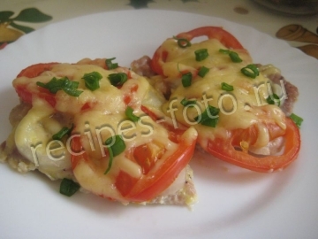 Отбивные из свинины в духовке с сыром и помидорами