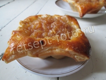 Открытые слойки с яблоками