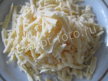 Открытый пирог с помидорами и сыром