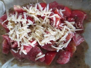 Открытый пирог с помидорами и сыром