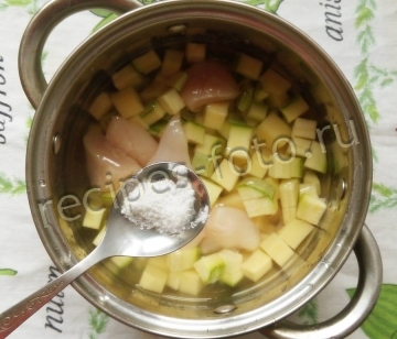 Овощное пюре из кабачков, картошки и курицы для детей от 8 месяцев