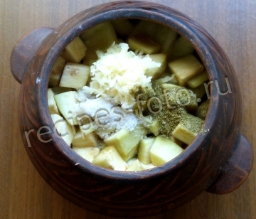 Овощное рагу с баклажанами и картошкой в горшочках в духовке