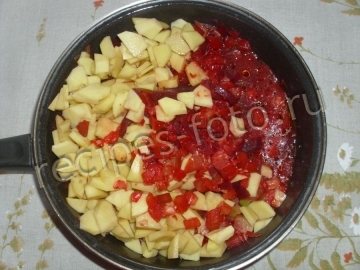 Овощное рагу с картошкой, кабачками и свеклой