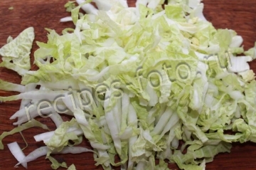 Овощной салат из пекинской капусты с кукурузой