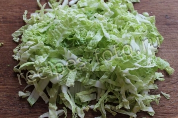 Овощной салат из пекинской капусты с огурцом и горошком