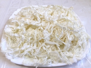 Овощной салат из пекинской капусты с огурцом и помидором