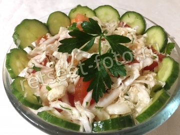 Овощной салат из пекинской капусты с огурцом и помидором