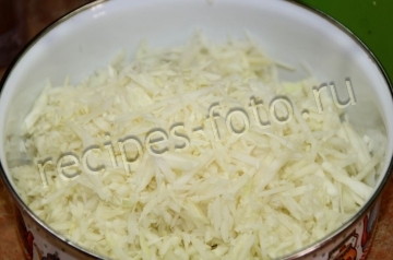 Овощной салат из свежей капусты с огурцом