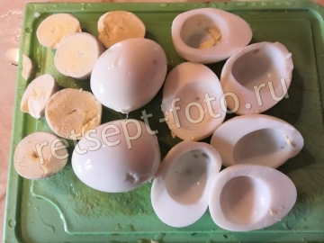 Овощной салат с яйцами слоями