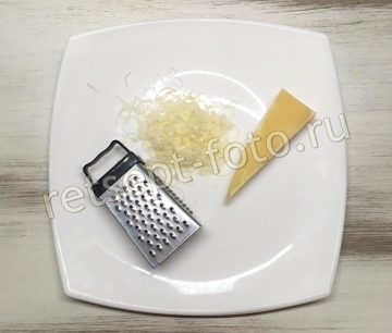 Овощной салат с яйцом и сыром для детей 2 года