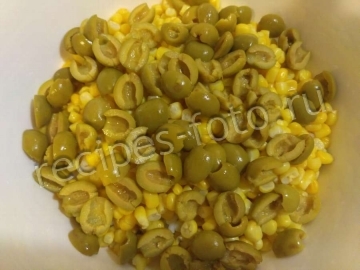 Овощной салат с рисом, оливками и сыром
