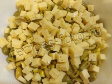 Овощной салат с рисом, оливками и сыром
