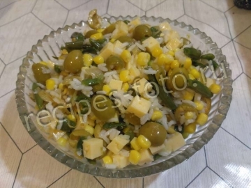 Овощной салат с рисом, оливками и сыром