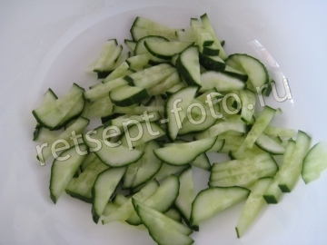 Овощной салат с сыром и яйцом