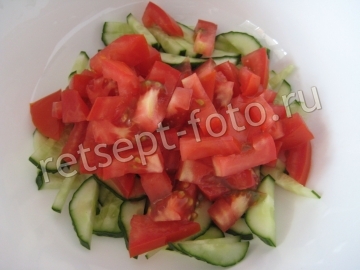 Овощной салат с сыром и яйцом