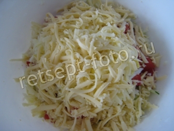 Овощной салат с сыром и яйцом