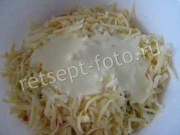 Овощной салат с сыром и яйцом
