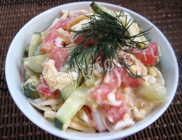 Овощной салат с сыром и яйцом