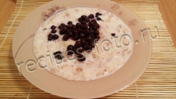 Овсянка со смородиной