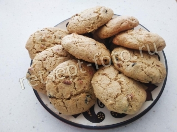 Овсяное печенье с орехами и изюмом