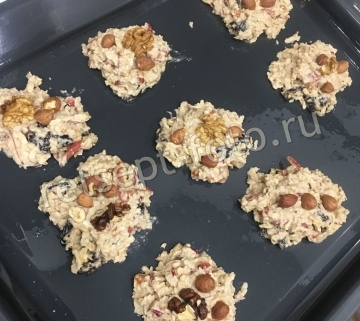 Овсяное печенье с шоколадом, сухофруктами и орехами