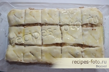 Пахлава медовая с орехами из слоеного теста