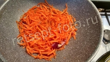 Палтус с овощами на сковороде