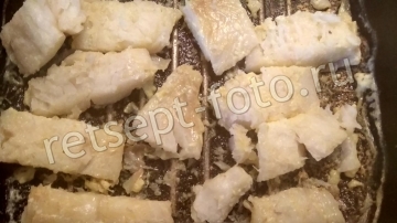 Палтус с овощами на сковороде