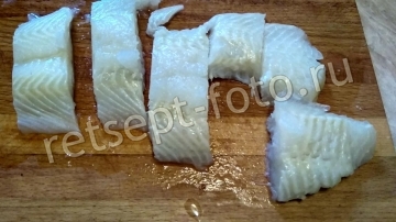 Палтус с цветной капустой и овощами на сковороде