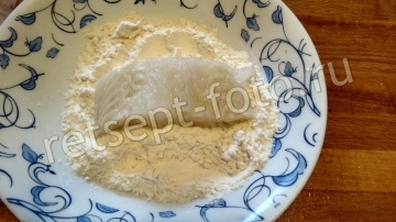 Палтус с цветной капустой и овощами на сковороде