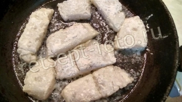 Палтус с цветной капустой и овощами на сковороде