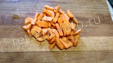 Палтус с цветной капустой и овощами на сковороде