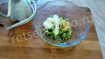 Палтус с цветной капустой и овощами на сковороде
