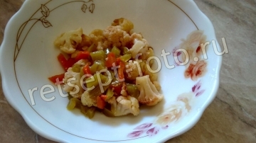 Палтус с цветной капустой и овощами на сковороде
