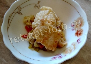 Палтус с цветной капустой и овощами на сковороде