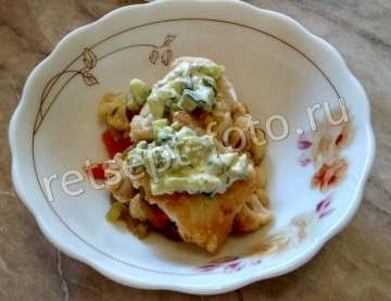 Палтус с цветной капустой и овощами на сковороде