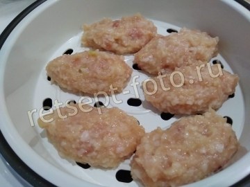 Паровые куриные котлеты с хлопьями для детей 1,5 года