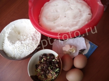 Пасхальные кексы с цукатами, изюмом и глазурью