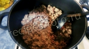 Паста с фаршем, грибами и сыром в томатном соусе
