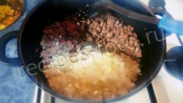 Паста с фаршем, грибами и сыром в томатном соусе