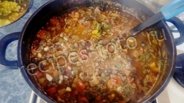 Паста с фаршем, грибами и сыром в томатном соусе