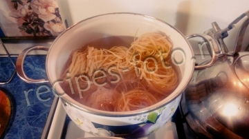 Паста с фаршем, грибами и сыром в томатном соусе