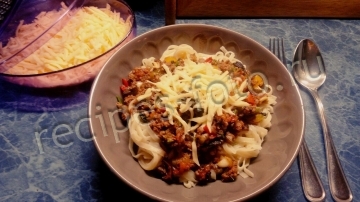 Паста с фаршем, грибами и сыром в томатном соусе