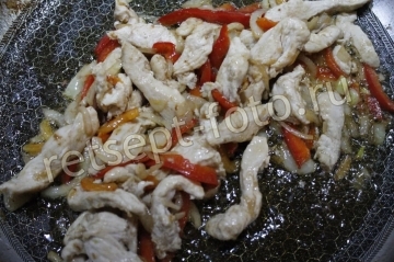 Паста с курицей в кисло-сладком соусе