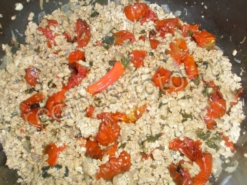 Паста с вялеными помидорами и мясом