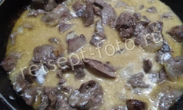 Печень куриная в сметане с луком